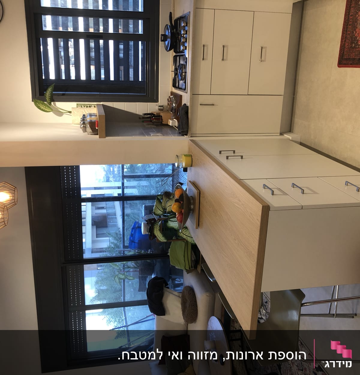 מטבח מודרני עם אי עץ, כיסאות ותאורה תלויה